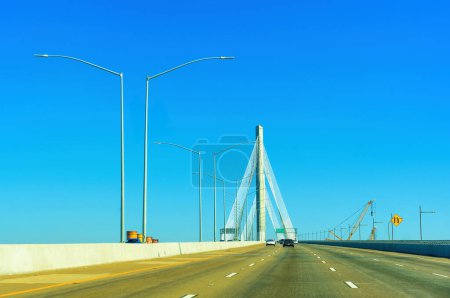 Foto de Perspectiva dinámica capturada al cruzar el icónico puente Gerald Desmond. - Imagen libre de derechos