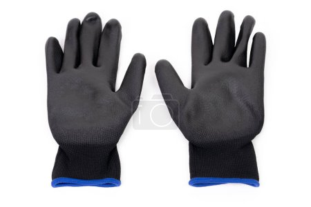 Primer plano de un par de guantes de trabajo negros recubiertos de PU colocados sobre un fondo blanco. Concepto de equipo de protección personal profesional.