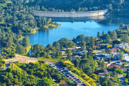 Foto de Hollywood Reservoir with the close-up view of the dam and its surrounding terrain. - Imagen libre de derechos