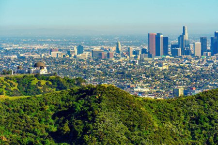 Téléchargez les photos : Superbe vue aérienne de Los Angeles depuis les hauteurs de Griffith Park. - en image libre de droit