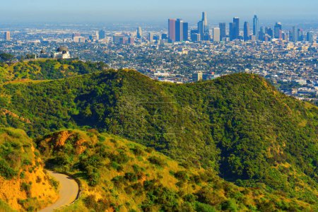 Téléchargez les photos : Vue lointaine de l'observatoire Griffith perché sur les collines pittoresques du parc avec la ville tentaculaire de Los Angeles en arrière-plan. - en image libre de droit