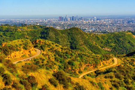 Téléchargez les photos : Splendeur panoramique des sentiers tentaculaires de Griffith Park, offrant une vue pittoresque sur l'horizon emblématique de Los Angeles. - en image libre de droit