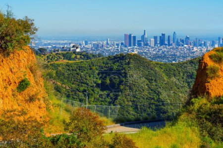 Téléchargez les photos : Superbe vue de l'observatoire Griffith niché au milieu de collines verdoyantes, avec le paysage urbain tentaculaire de Los Angeles comme toile de fond. - en image libre de droit