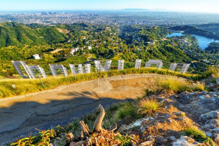 Téléchargez les photos : Los Angeles, Californie - 11 avril 2024 : Vue du paysage urbain depuis le point de vue élevé au-dessus de l'emblématique panneau Hollywood - en image libre de droit