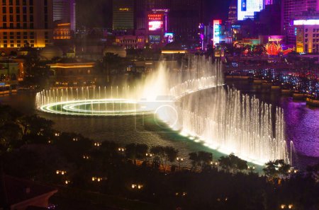 Las Vegas, Nevada - 14 avril 2024 : Nighttime Elevated View of the Bellagio Dancing Fountains Show