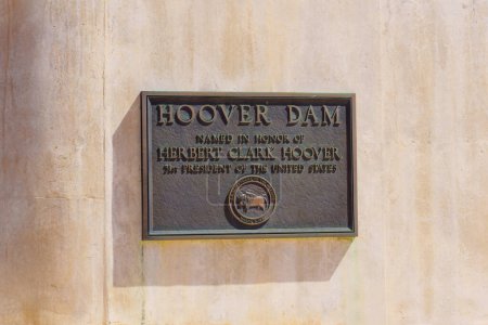 Gedenktafel an einer Mauer zur Erinnerung an die Benennung des Hoover-Staudamms zu Ehren von Herbert Clark Hoover, dem 31. Präsidenten der Vereinigten Staaten.