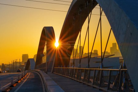 Nahaufnahme der anmutigen Bögen der historischen 6th Street Bridge im Licht der untergehenden Sonne.