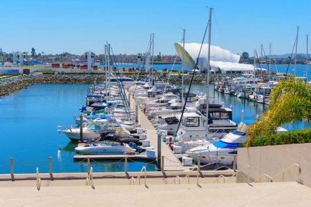 Foto de San Diego, California - April 16, 2024: Marina Filled with Boats in San Diego Harbor - Imagen libre de derechos