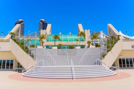 Centre de conventions de San Diego avec marches et palmiers