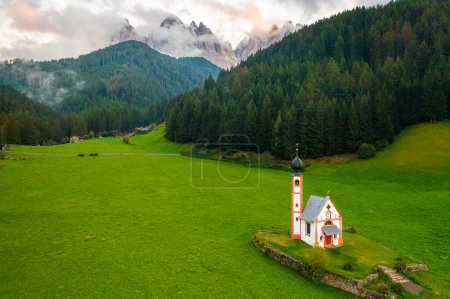 Téléchargez les photos : Magnifique village de Santa Maddalena avec ancienne église St. Johann dans les Dolomites dans la vallée Val di Funes, Tyrol du Sud, Italie, vue sur l'aerila - en image libre de droit