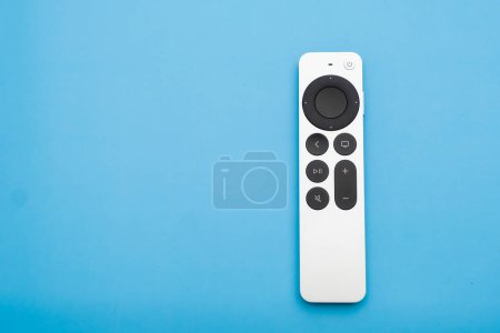 Téléchargez les photos : Siri Apple Tv 4k Remote controller on the blue background with copy space, February 2023, Prague, Czech Republic - en image libre de droit