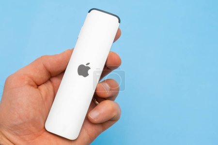 Téléchargez les photos : Une télécommande Siri pour Apple TV 4K sur fond bleu avec espace de copie. Février 2022, Prague, République tchèque - en image libre de droit
