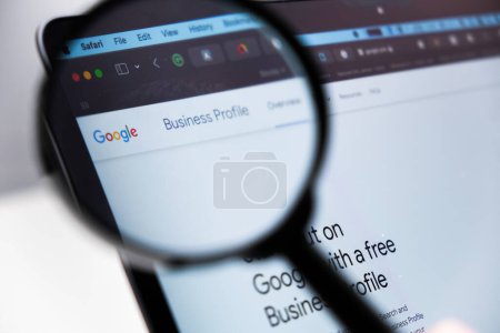 Téléchargez les photos : Logo Google Business Profile agrandi à l'aide d'une loupe sur un écran d'ordinateur portable, décembre 2023, Prague, République tchèque - en image libre de droit