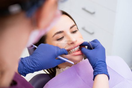 El dentista examina la mordedura de los pacientes en el consultorio dental. 