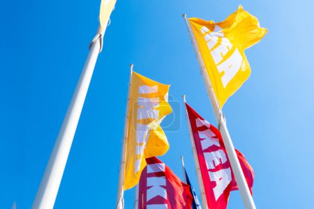 Téléchargez les photos : PRAGUE, CZECHIE - AVRIL, 2024 : Drapeaux jaunes et rouges du marché de masse IKEA. - en image libre de droit
