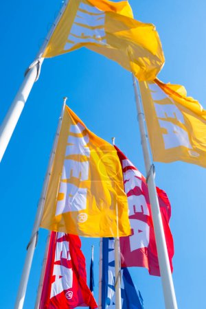Téléchargez les photos : PRAGUE, CZECHIE - AVRIL, 2024 : Drapeaux IKEA jaune, rouge et bleu avec ciel sur le fond. - en image libre de droit