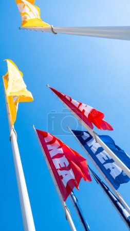Téléchargez les photos : PRAGUE, CZECHIE - AVRIL, 2024 : Drapeaux IKEA rouges, bleus et jaunes contre le ciel bleu. - en image libre de droit