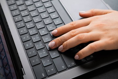 Téléchargez les photos : BERLIN, ALLEMAGNE - 14 AVRIL 2024 : Une femme garde les doigts sur le clavier pour jouer à des jeux. - en image libre de droit