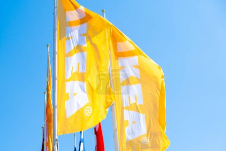 Téléchargez les photos : PRAGUE, CZECHIE - AVRIL, 2024 : Drapeaux IKEA jaunes contre le ciel bleu. - en image libre de droit