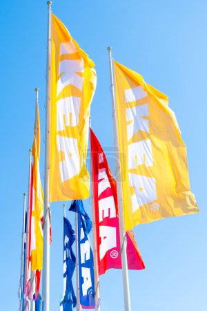Téléchargez les photos : PRAGUE, CZECHIE - AVRIL, 2024 : Différentes couleurs Drapeaux IKEA contre le ciel bleu. - en image libre de droit