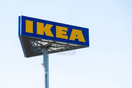 Téléchargez les photos : PRAGUE, CZECHIE - AVRIL, 2024 : Panneau IKEA debout dans la rue. - en image libre de droit
