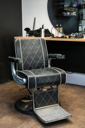 Téléchargez les photos : Chaise de coiffeur moderne élégante dans le salon de coiffure. - en image libre de droit