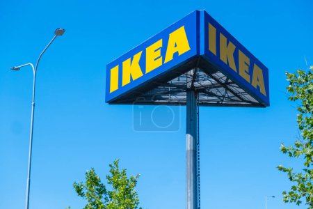 Téléchargez les photos : PRAGUE, CZECHIA -APRIL, 2024: IKEA mass market signboard standing in the street - en image libre de droit