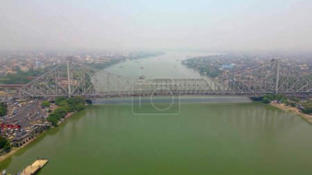 Vue aérienne du pont Howrah, Il s'agit d'un pont en acier équilibré au-dessus de la rivière HooApproximativement au Bengale occidental, en Inde.