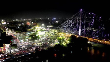 Vue aérienne du pont Howrah, Il s'agit d'un pont en acier équilibré au-dessus de la rivière HooApproximativement au Bengale occidental, en Inde.