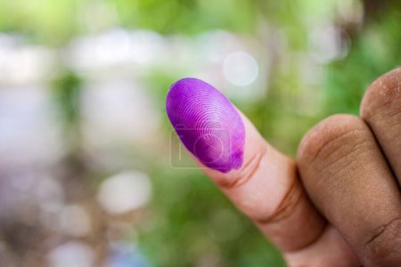 una foto de la mano de un hombre. La tinta en el dedo de un hombre se obtuvo después de votar durante las elecciones regionales (pilkada) en Semarang, Indonesia