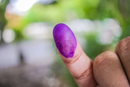 ein Bild der Hand eines Mannes. Die Tinte auf dem Finger eines Mannes wurde nach der Stimmabgabe bei den Regionalwahlen (pilkada) in Semarang, Indonesien, gewonnen.