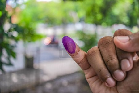 ein Bild der Hand eines Mannes. Die Tinte auf dem Finger eines Mannes wurde nach der Stimmabgabe bei den Regionalwahlen (pilkada) in Semarang, Indonesien, gewonnen.