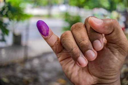 Téléchargez les photos : Une photo de la main d'un homme. L'encre sur le doigt d'un homme a été obtenue après avoir voté lors des élections régionales (pilkada) à Semarang, en Indonésie - en image libre de droit