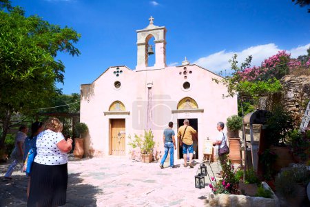 Foto de LA ISLA CRETA, GRECIA - 24 DE MAYO DE 2018: La excursión en el monasterio de San Panteleimón - Imagen libre de derechos