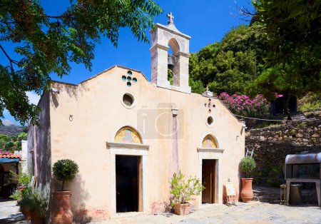 Foto de LA ISLA CRETA, GRECIA - 24 DE MAYO DE 2018: El Monasterio de San Panteleimón - Imagen libre de derechos