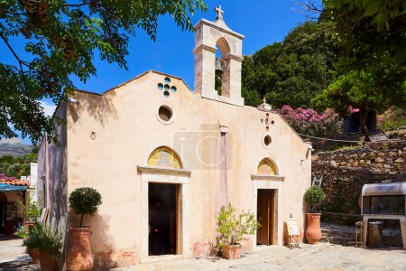 Foto de LA ISLA CRETA, GRECIA - 24 DE MAYO DE 2018: El Monasterio de San Panteleimón - Imagen libre de derechos