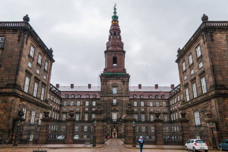Téléchargez les photos : L'extérieur du Palais Christiansborg, le Parlement à Copenhague, Danemark - en image libre de droit