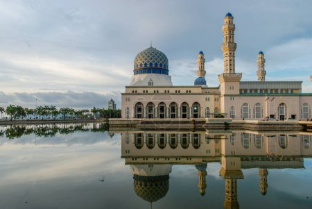 Foto de Puesta de sol sobre la mezquita de la ciudad de Kota Kinabalu en Sabah, Malasia, reflejada en una laguna - Imagen libre de derechos