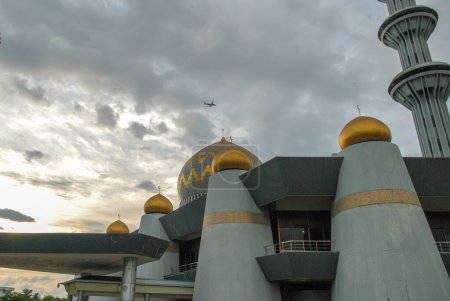 Foto de Mezquita Estatal Masjid Negeri Sabah en Kota Kinabalu, Borneo, Malasia - Imagen libre de derechos