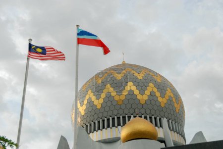 Foto de Cúpula de la Mezquita Estatal de Sabah en Kota Kinabalu, Borneo, Malasia - Imagen libre de derechos
