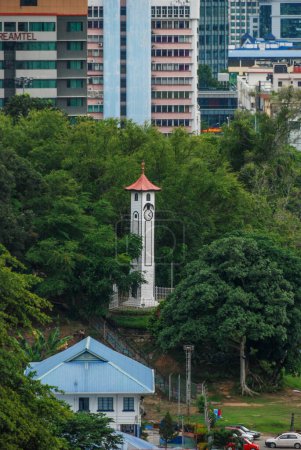Foto de Una vista de Atkinson Torre del Reloj en Kota Kinabalu, Sabah, Malasia - Imagen libre de derechos