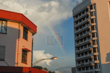 Foto de Arco iris entre dos edificios en Kota Kinabalu, Sabah, Malasia - Imagen libre de derechos