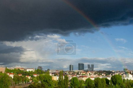 Téléchargez les photos : Ciel nuageux et arc-en-ciel au-dessus de Pankrac, un quartier moderne avec des gratte-ciel à Prague, République tchèque - en image libre de droit