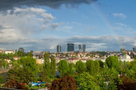 Téléchargez les photos : Ciel nuageux et arc-en-ciel au-dessus de Pankrac, un quartier moderne avec des gratte-ciel à Prague, République tchèque - en image libre de droit