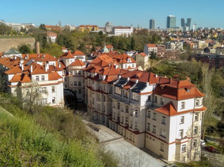 Téléchargez les photos : La vue sur Pankrac, un quartier moderne, depuis le château de Vysehrad à Prague, en République tchèque - en image libre de droit