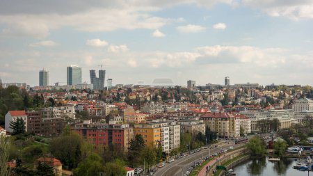 Téléchargez les photos : Le paysage de Pankrac, un quartier moderne avec des gratte-ciel à Prague, République tchèque - en image libre de droit