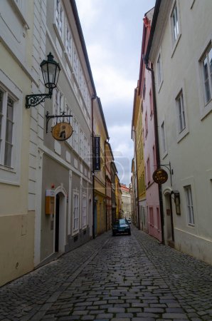 Calles coloridas históricas estrechas de Lesser Town en Praga, la República Checa