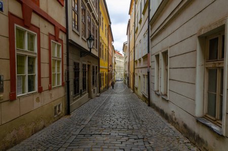 Calles coloridas históricas estrechas de Lesser Town en Praga, la República Checa
