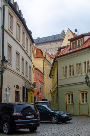 Une rue historique colorée de la Petite Ville avec vue sur le Palais Schwarzenberg, Prague, République tchèque