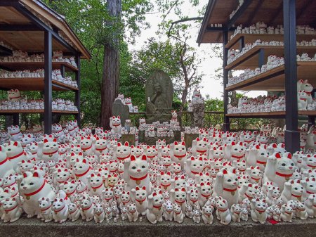 Hunderte von Glückskatzen im Daikeizan Gotokuji Tempel in Tokio, Japan